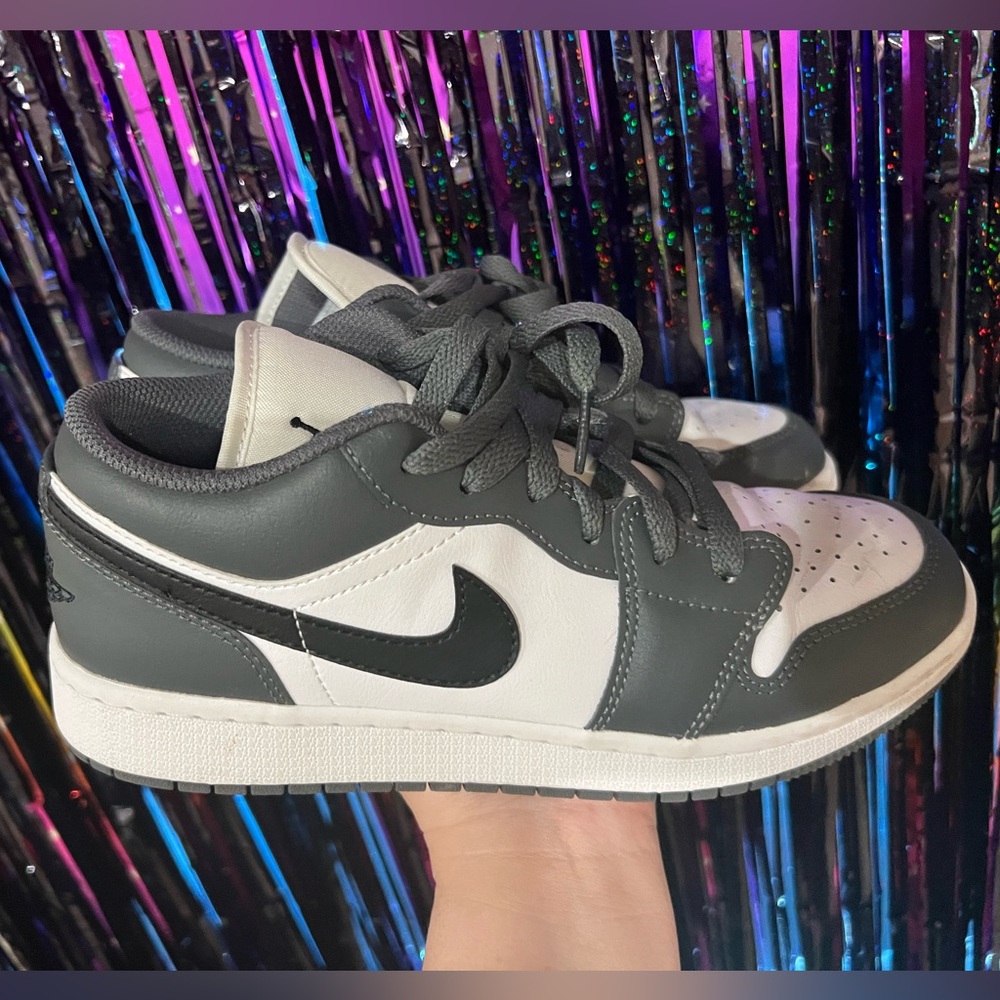 Jordan 1 low Iron Grey Big kids size 6 is equivalent to women’s 7 1/2